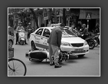 Vietnam - Hanoj - Nehoda motorky s taxíkem